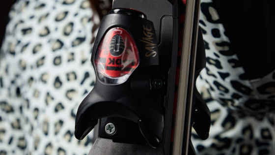  Zoom sur la SPX 15 Rockerace Savage en édition limitée. Il s'agit d'une fixation noire avec quelques détails roses et quelques motifs tigrés. 