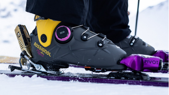  Focus on the skiboot of a skier. We can see the gold/purple Signature Look binding 
