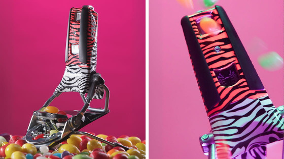 Photos de la fixations de ski "Tiger Candy" de Look. Elle présente un décor rayé sur un fond rose et blanc